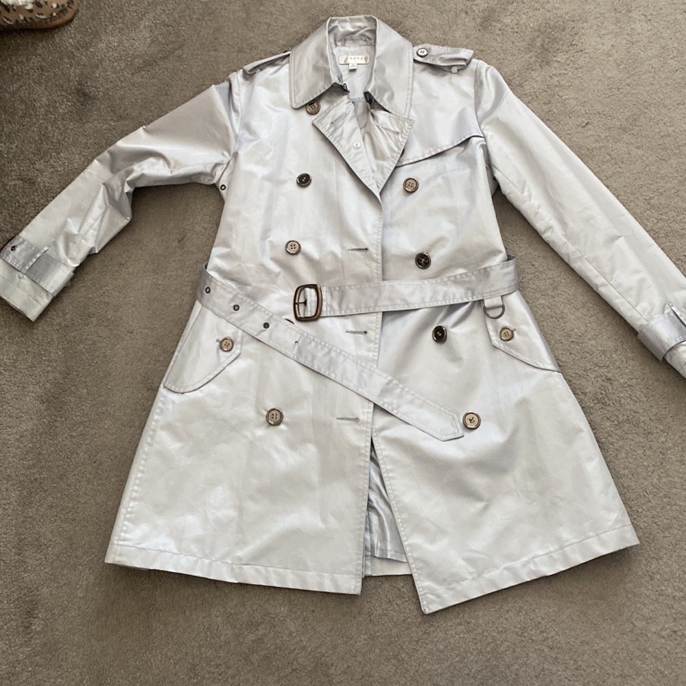 Silver Coat 🧥 or rain jacket Kenar